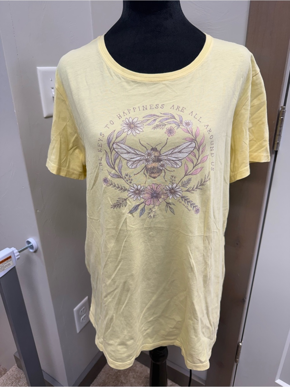 Life is Good Crusher-Lite T-Shirt Butter Yellow Short Sleeve Bee Scoop Neck XL